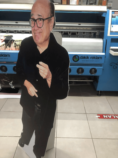 Pappaufsteller von Danny Devito, Modell in Lebensgröße, Mockup-Aufsteller